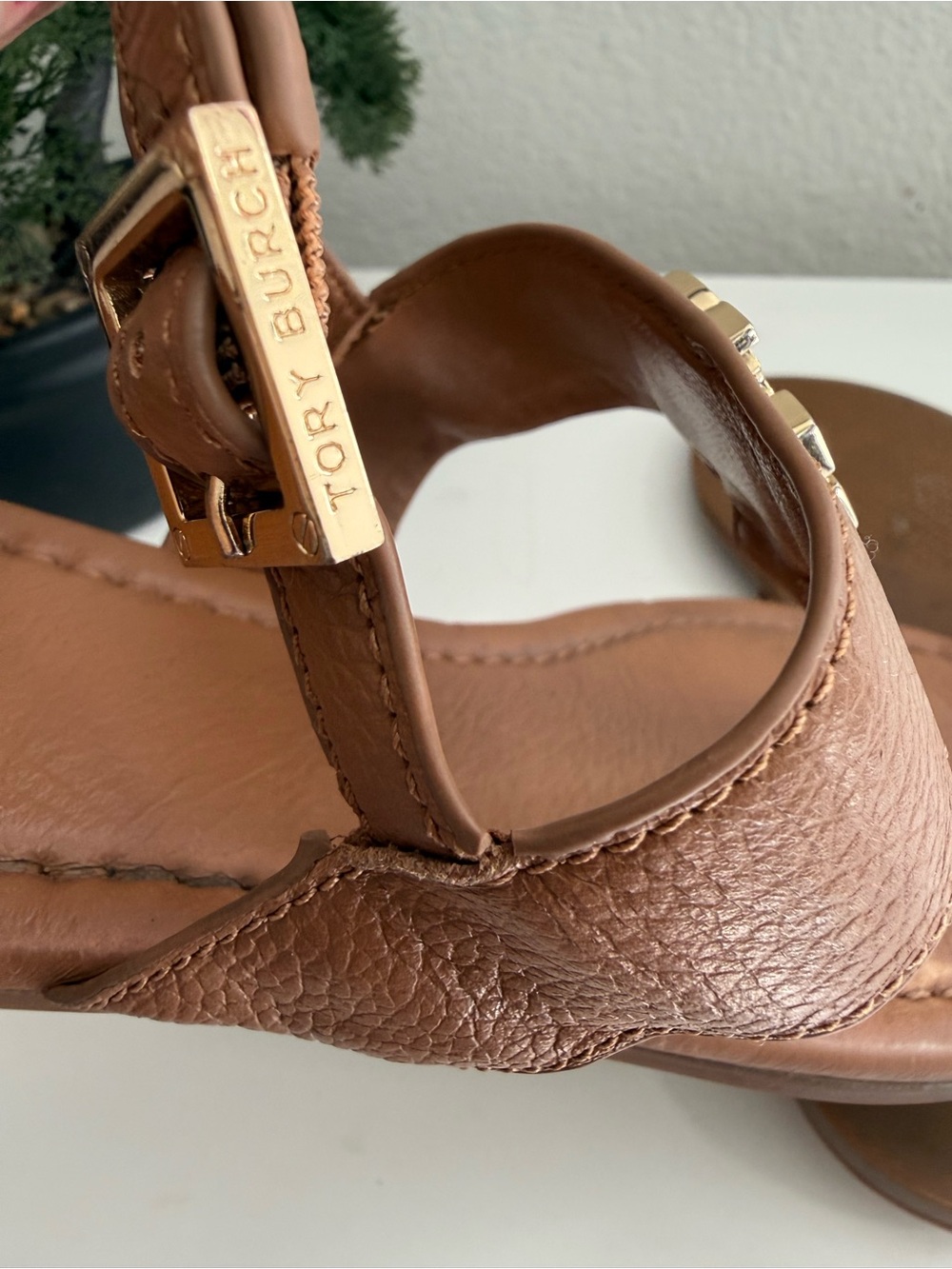 Tory Burch Bryce flat size 9 Brown Leather T-Strap Sandals with Gold Logo - Picture 11 of 14